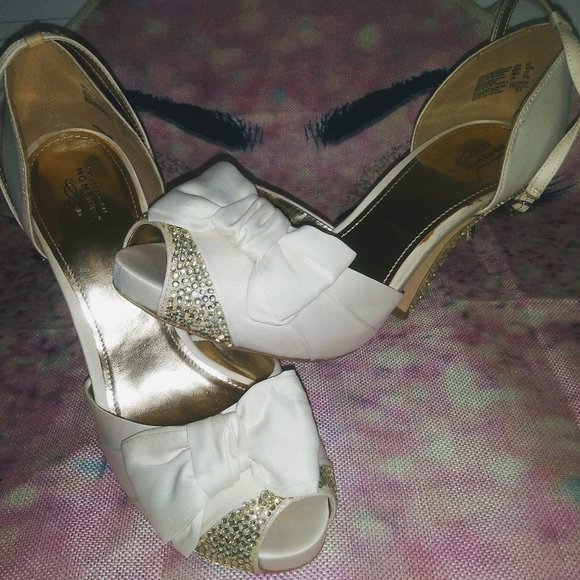 Unforgettable Moments Vintage Satin Rhinestone Heels (Fits Like a Size 9) - Picture 1 of 14